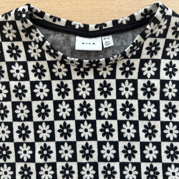 Vila jersey long sleeved top in black and white retro floral checkerboard - Picture 2 of 8
